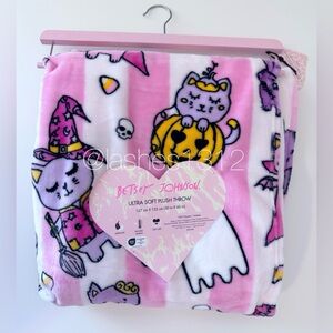BETSEY JOHNSON Halloween Blanket Ultra Plush Throw - Pink & White w/ Cats